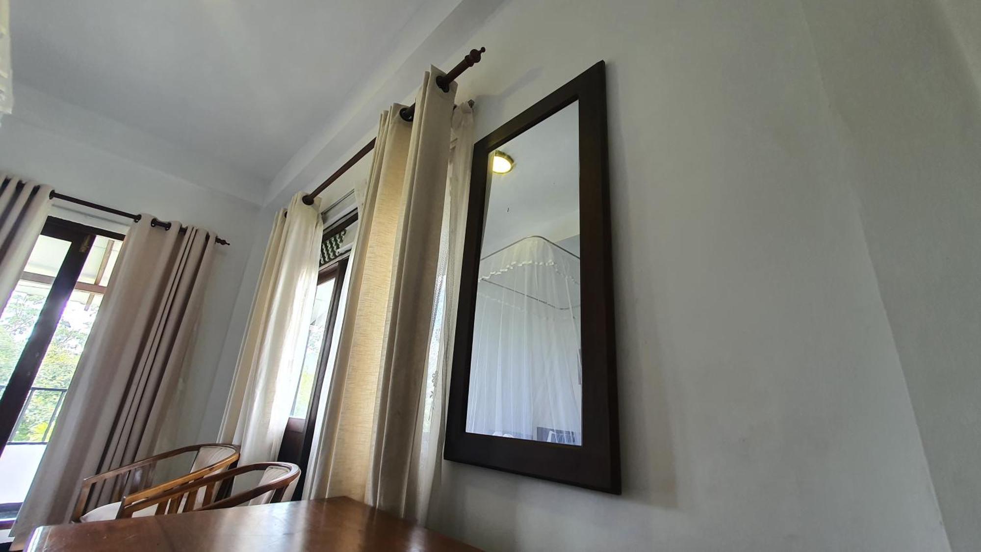 Emerald Mirror Guest Ella Luaran gambar