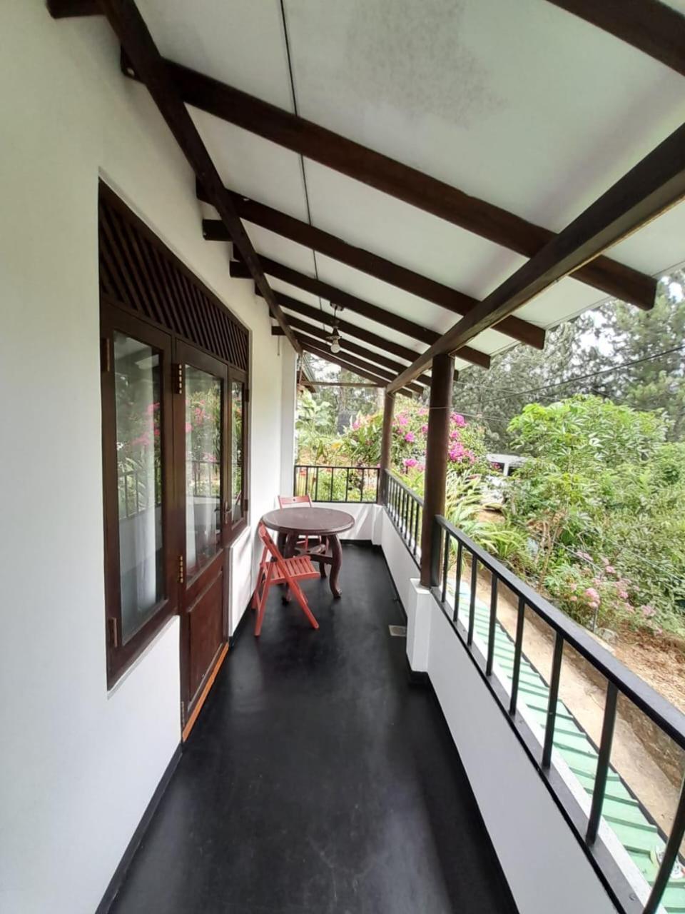 Emerald Mirror Guest Ella Bilik gambar