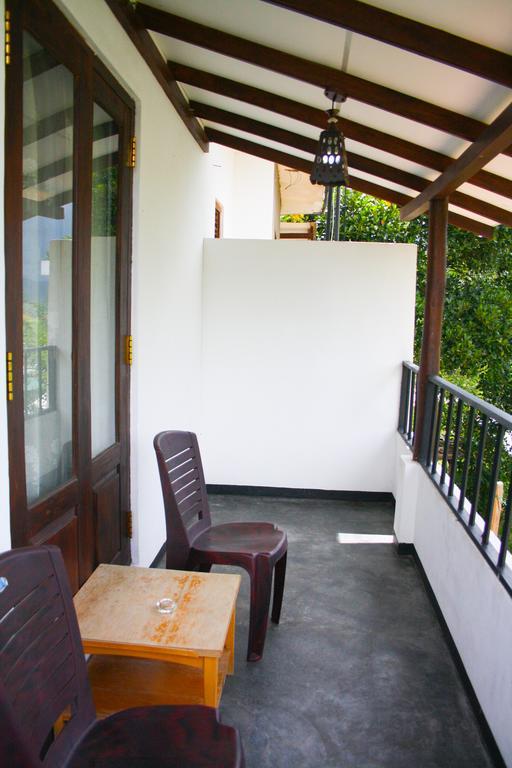 Emerald Mirror Guest Ella Luaran gambar